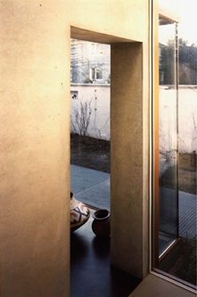 Blick von der Treppe zwischen Alt- und Neubau in den Pavillon